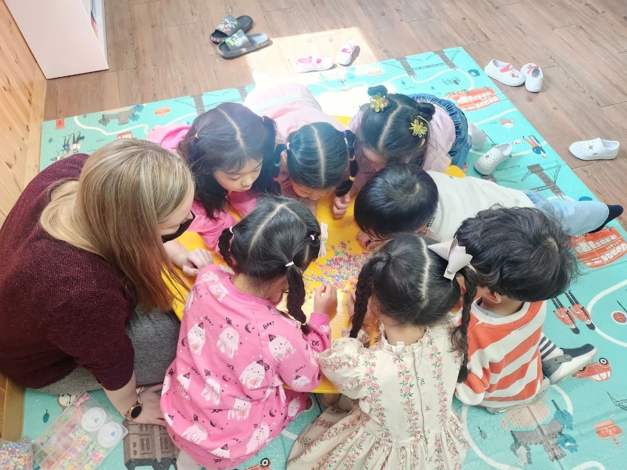 선생님과 친구들이 함께하는 만들기 활동